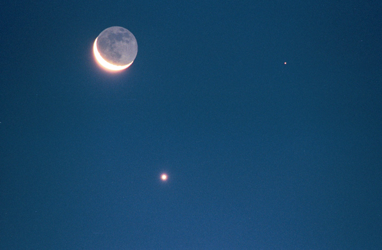 Camera on Tripod of Moon, Venus and Mars Dec 1 2002